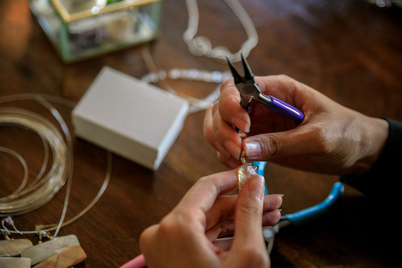 Fixer le prix de vos bijoux faits main : la méthode qui paie vos minutes