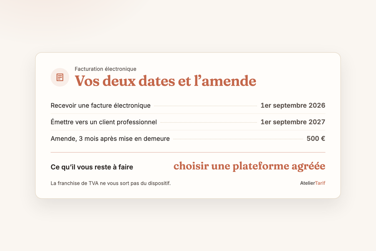 Une facture sur un établi d’atelier, avec la date du 1er septembre 2026 et la mention TVA non applicable article 293 B