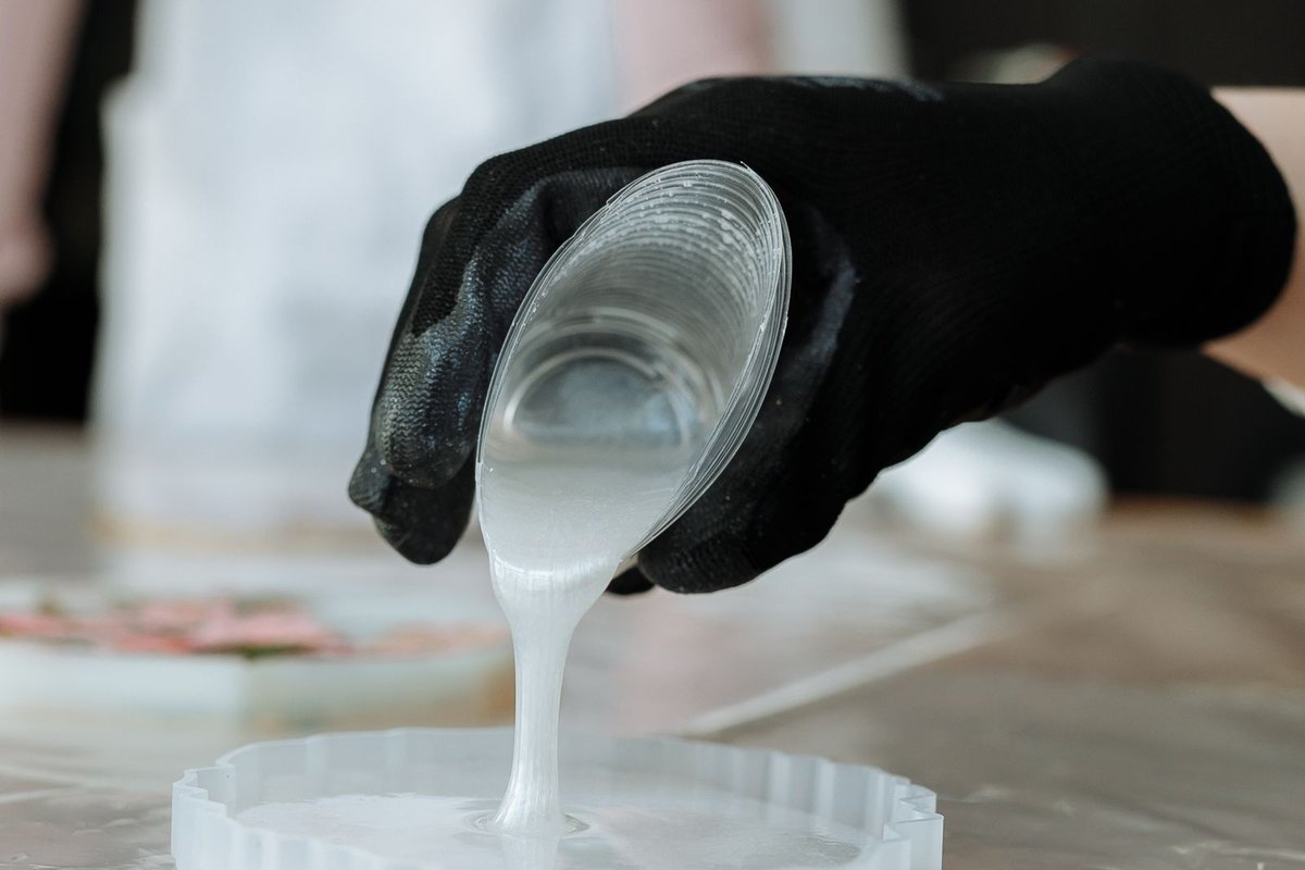 Coulée de résine nacrée dans un moule à dessous de verre en silicone